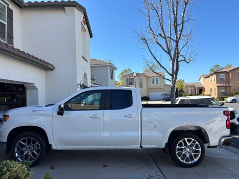 Used 2024 Chevrolet Silverado 1500 LT w/ Convenience Package II RWD image 4