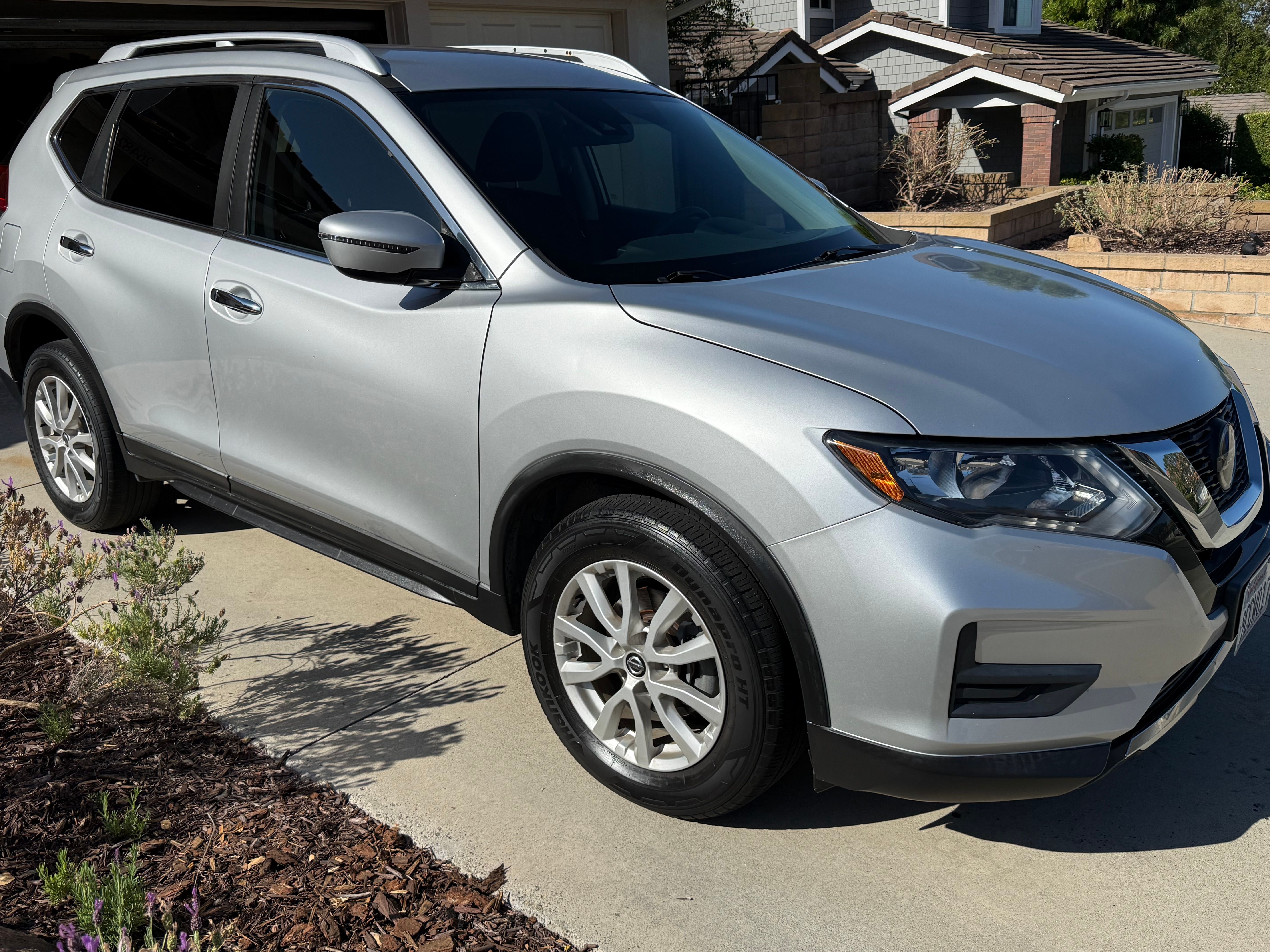 Used 2020 Nissan Rogue SV FWD image 1