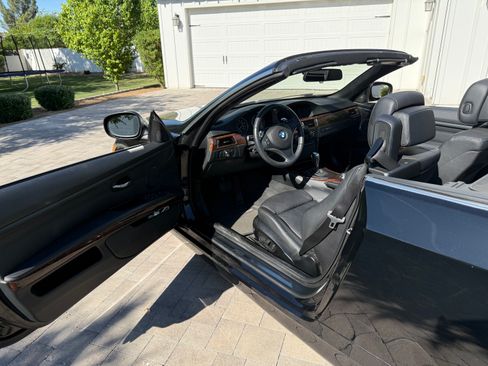 Used 2010 BMW 335i Convertible image 16
