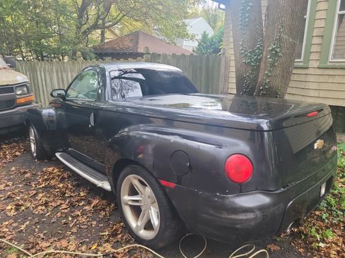 Used 2004 Chevrolet SSR w/ Preferred Equipment Group image 19