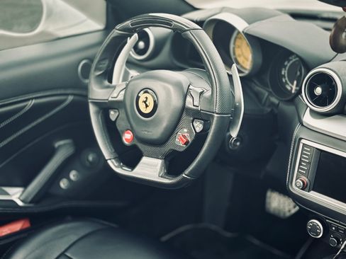 Used 2017 Ferrari California T RWD image 15