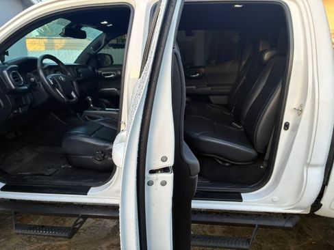 Used 2019 Toyota Tacoma TRD Sport w/ TRD Premium Sport Package RWD image 5