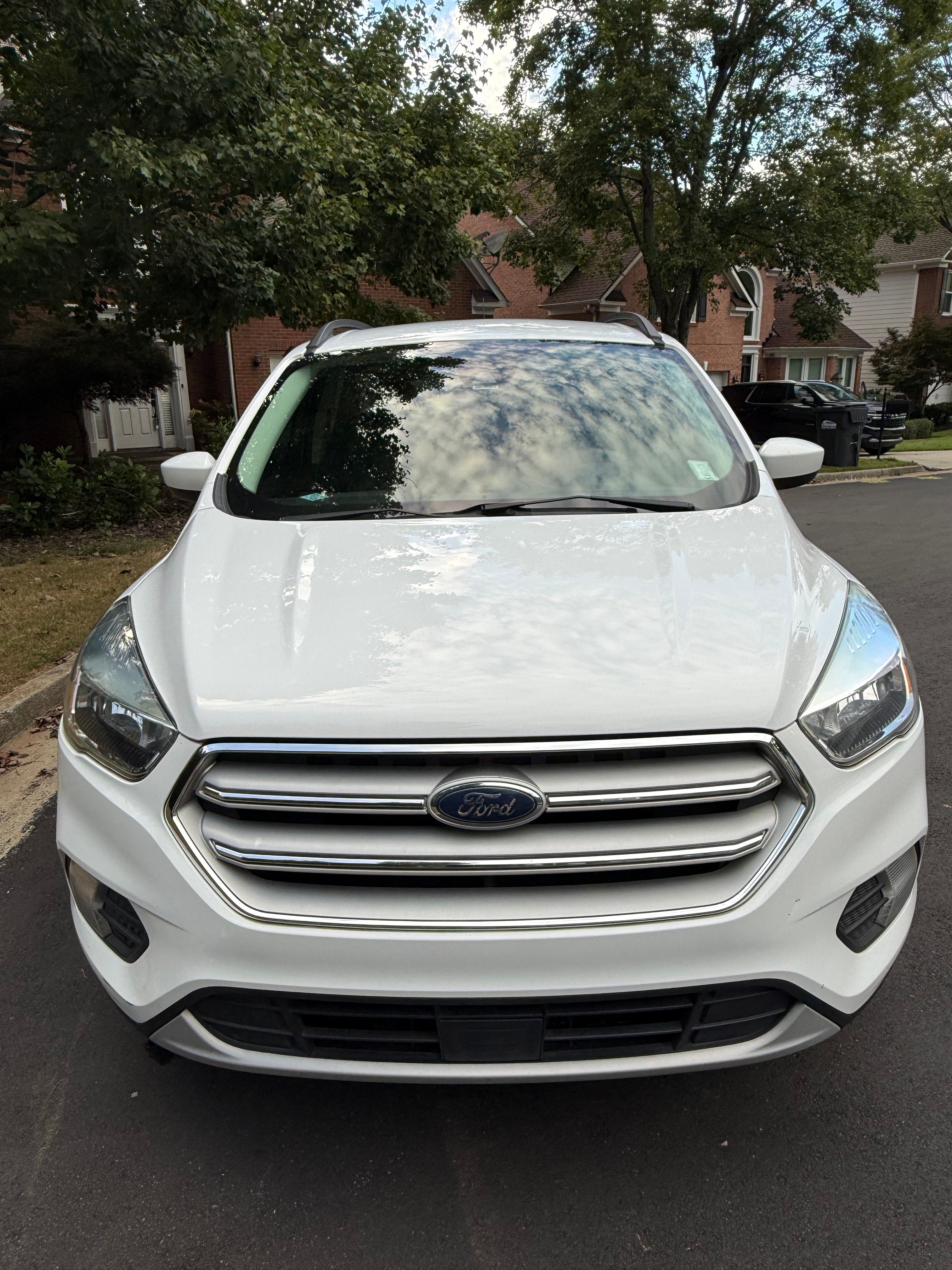 Used 2018 Ford Escape SE w/ Ford Safe & Smart Package FWD image 12