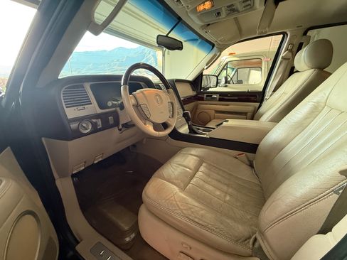 Used 2003 Lincoln Navigator Sport Utility 4D image 6