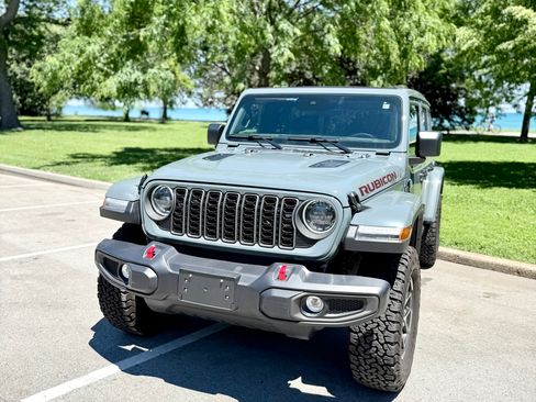 Used 2025 Jeep Wrangler Unlimited Rubicon w/ Convenience Group AWD/4WD image 8