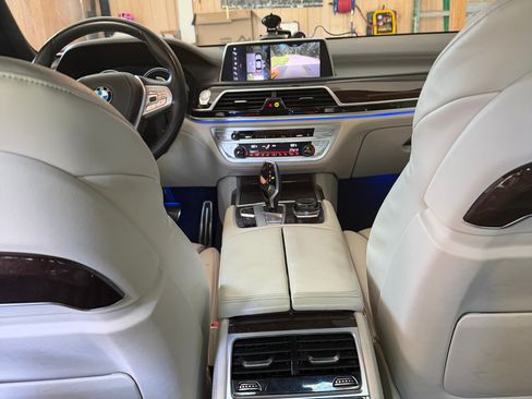 Used 2019 BMW 750i w/ Luxury Rear Seating Package RWD image 4