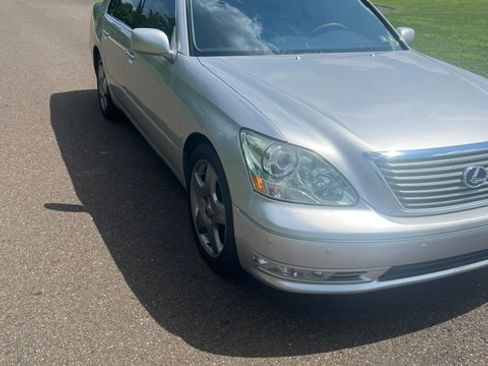 Used 2005 Lexus LS 430 w/ Premium Pkg RWD image 9