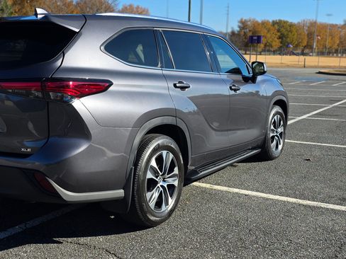 Used 2021 Toyota Highlander XLE image 24
