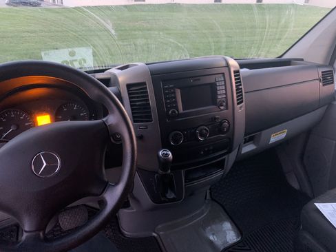 Used 2015 Mercedes-Benz Sprinter 2500 image 12