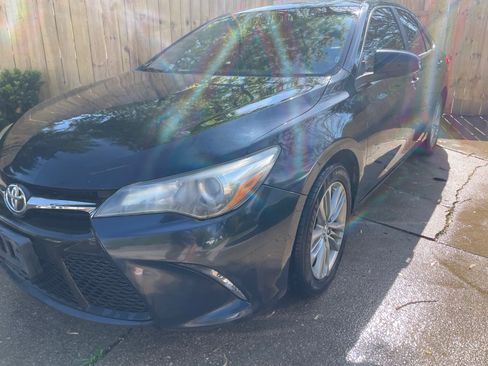 Used 2016 Toyota Camry SE FWD image 2