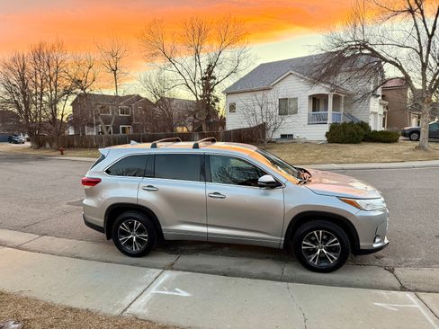 Used 2018 Toyota Highlander Plus w/ Carpet Mat Package (TMS) image 1