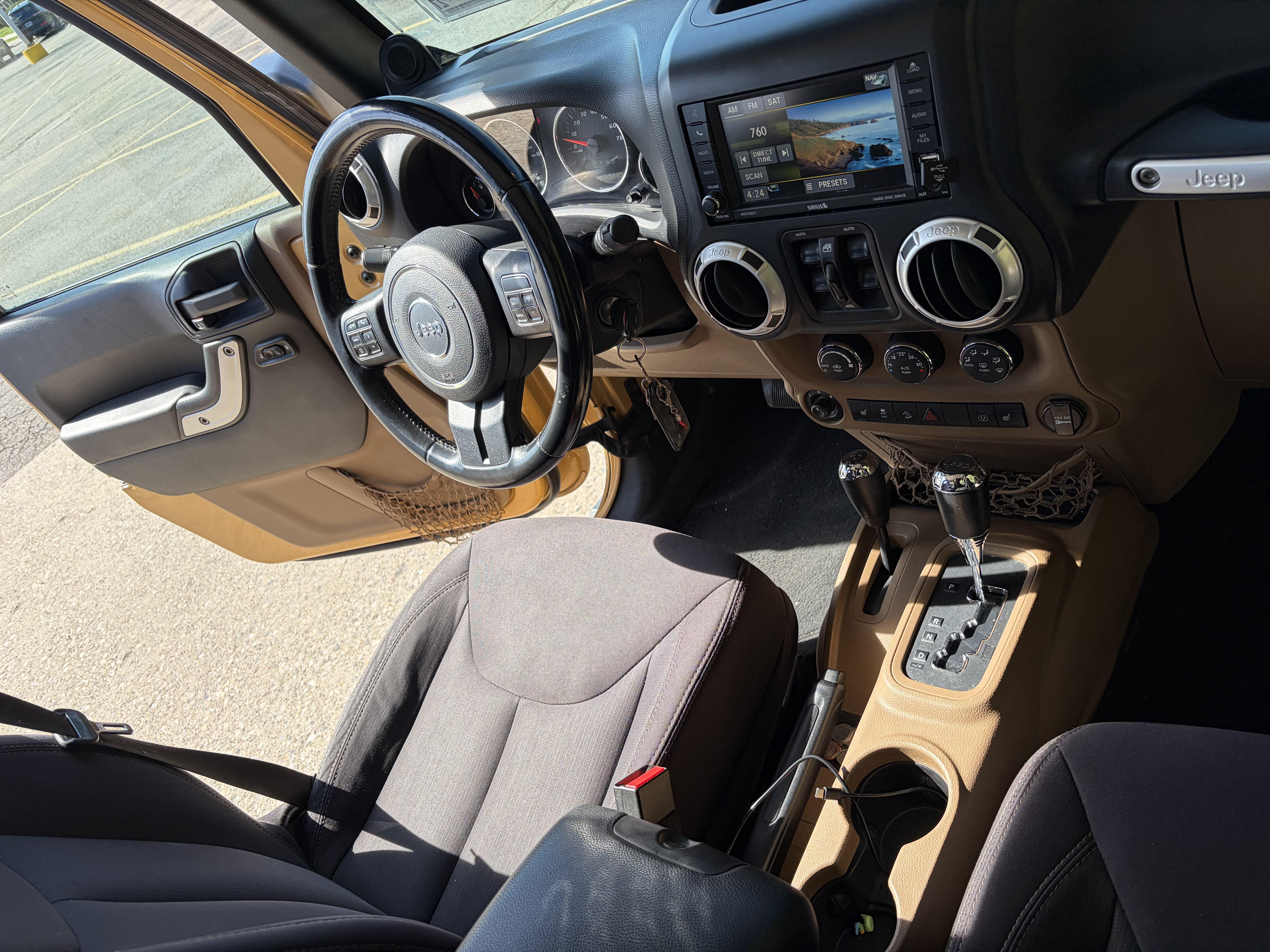 Used 2013 Jeep Wrangler Unlimited Sahara w/ Connectivity Group AWD/4WD image 18