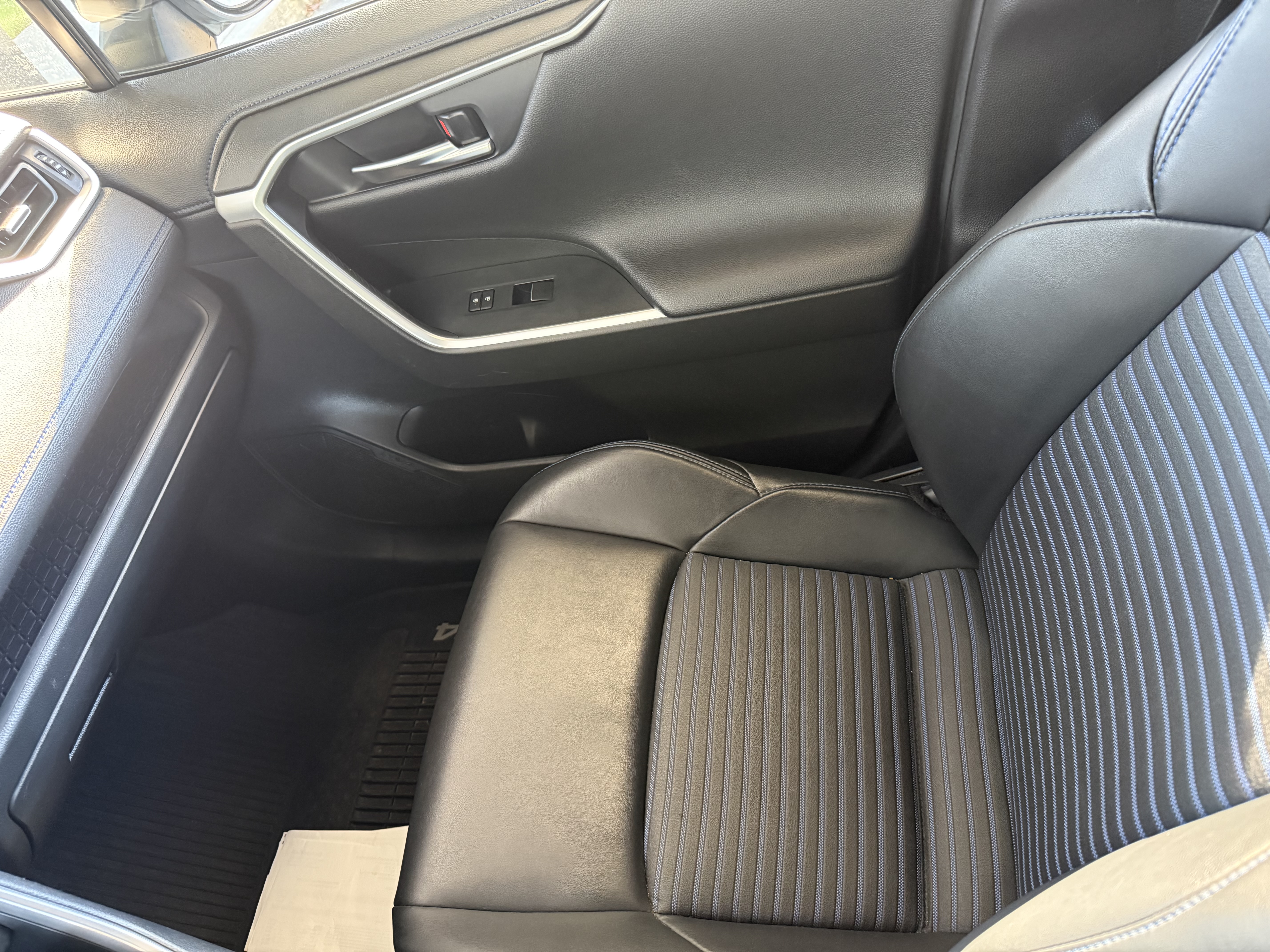 Used 2020 Toyota RAV4 XSE AWD/4WD image 16