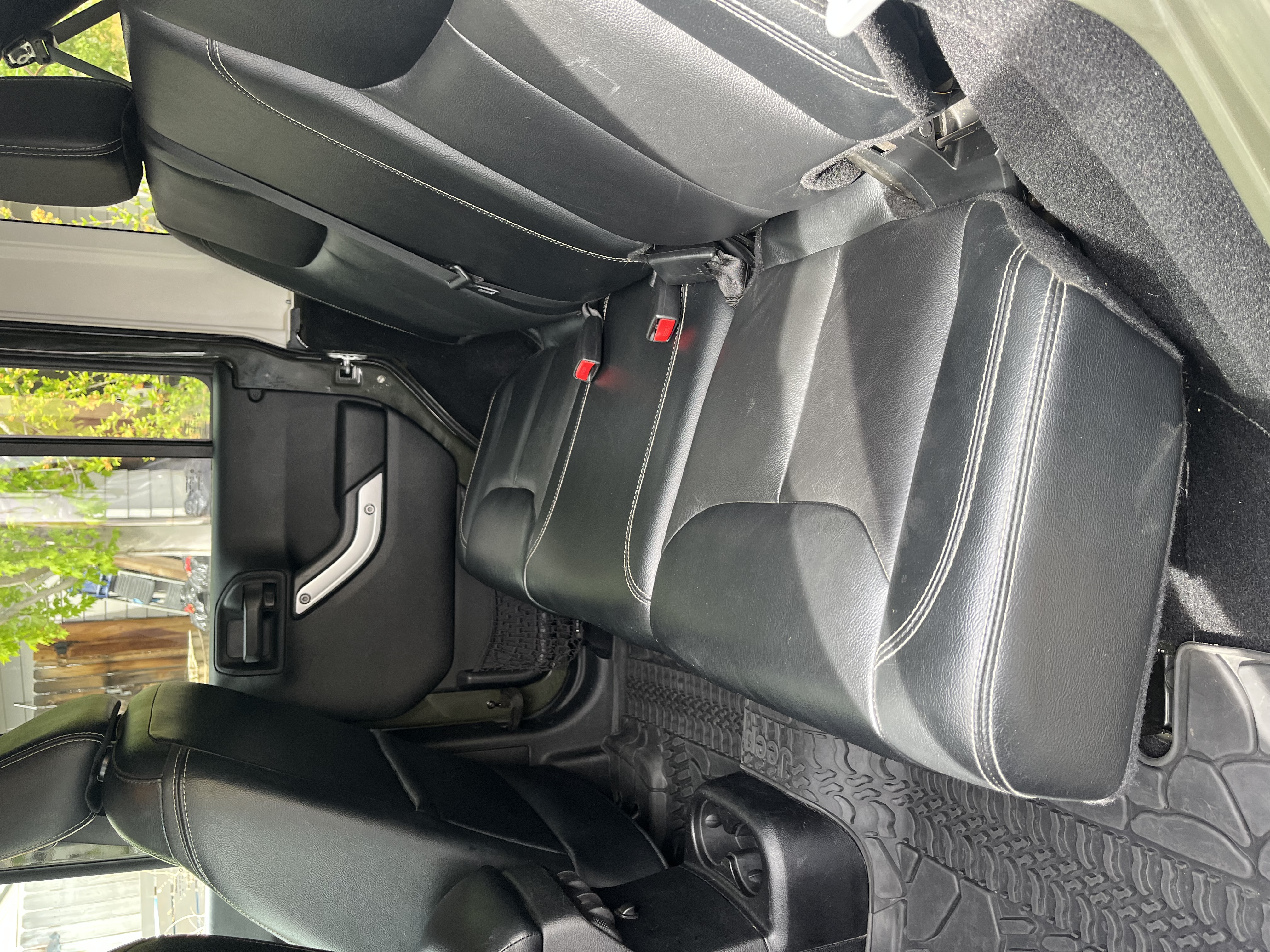 Used 2015 Jeep Wrangler Unlimited Rubicon w/ Connectivity Group AWD/4WD image 8