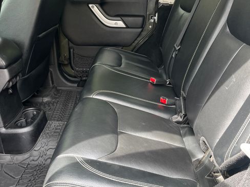 Used 2015 Jeep Wrangler Unlimited Rubicon w/ Connectivity Group AWD/4WD image 8