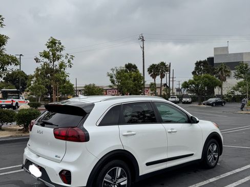 Used 2022 Kia Niro LXS image 4