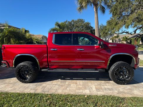 Used 2021 Chevrolet Silverado 1500 High Country w/ Technology Package image 2