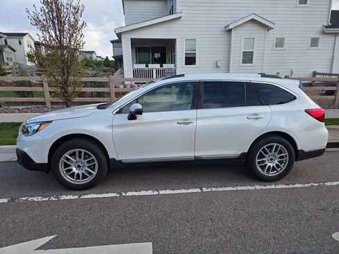 Used 2017 Subaru Outback 3.6R Touring AWD/4WD image 8