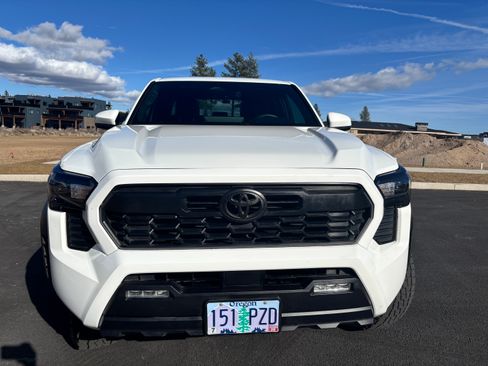 Used 2024 Toyota Tacoma TRD Off-Road image 8