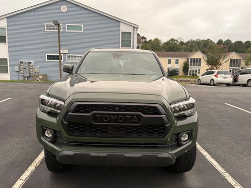 Used 2022 Toyota Tacoma TRD Off-Road w/ TRD Premium Off Road Package AWD/4WD image 10