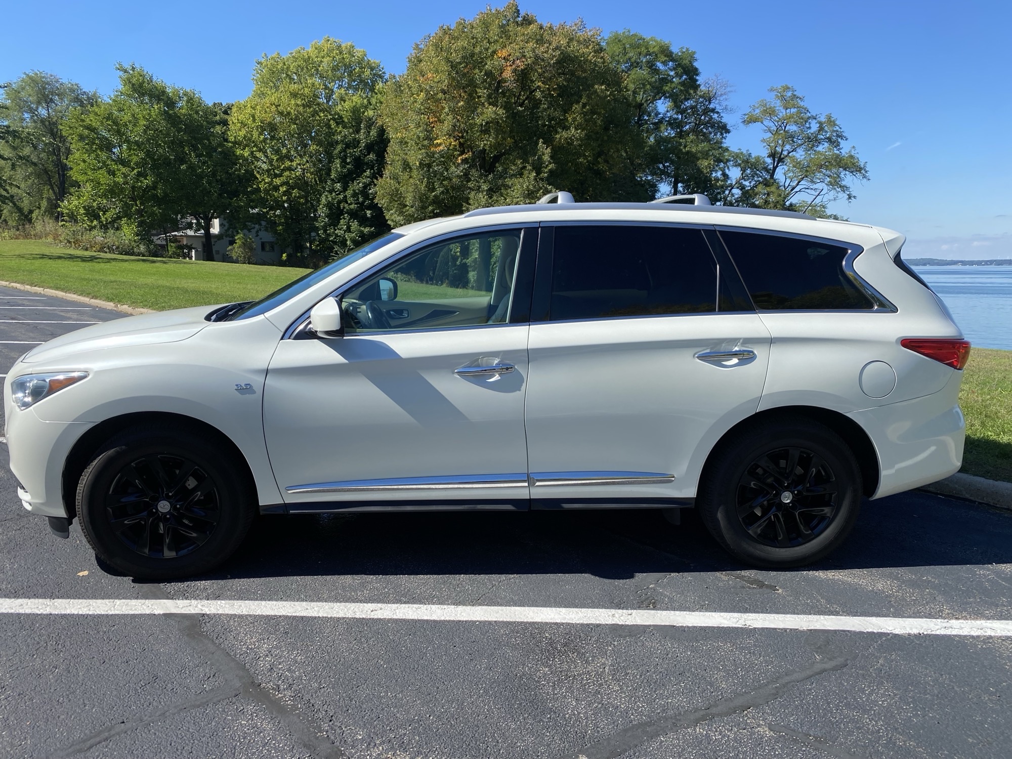 Used 2015 INFINITI QX60 FWD w/ Premium Package image 2