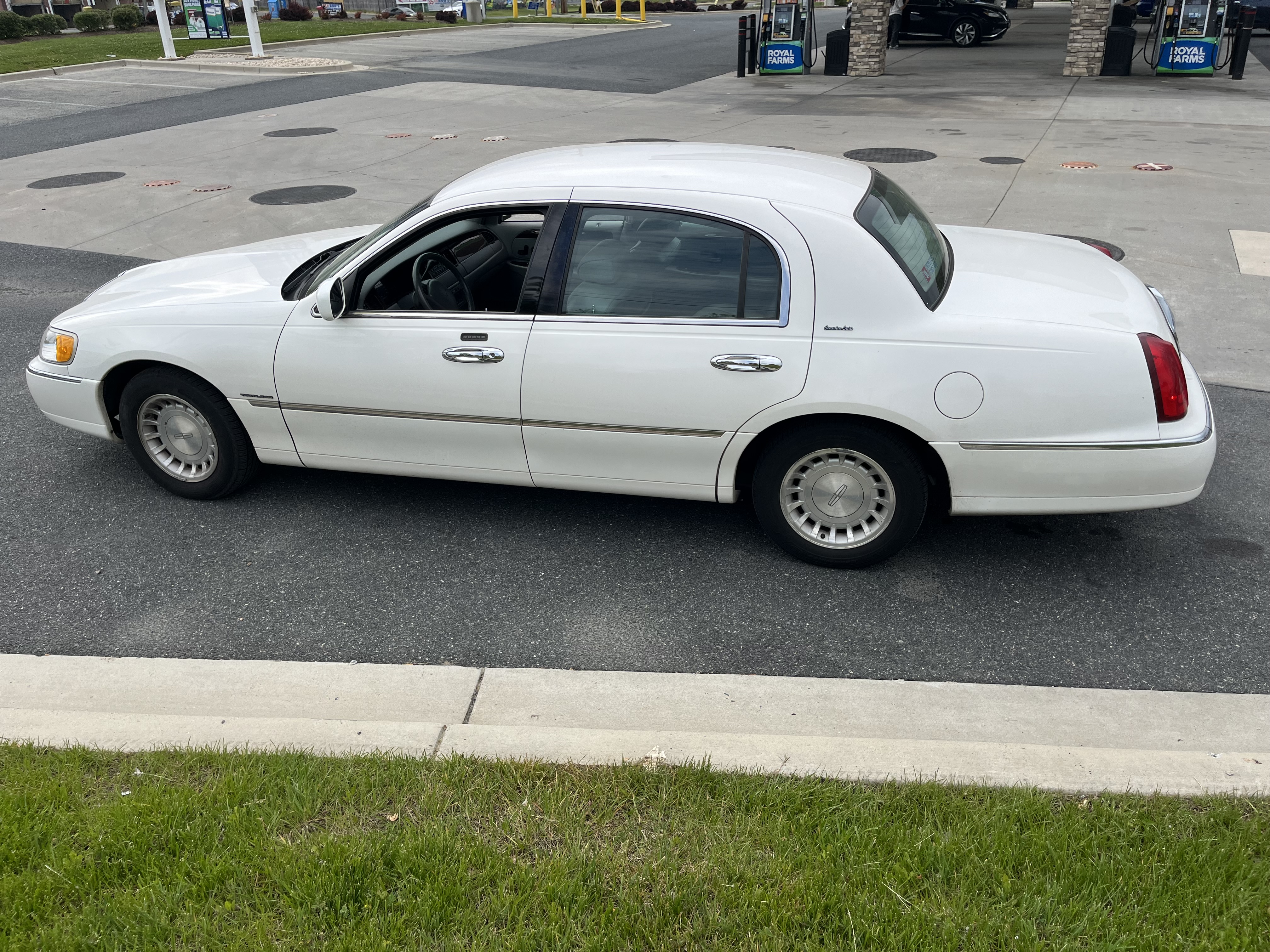 Used 2000 Lincoln Town Car Executive RWD image 5