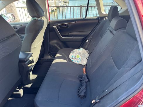 Used 2019 Toyota RAV4 LE image 10