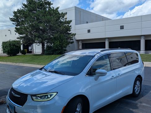 Used 2022 Chrysler Pacifica Touring-L image 1