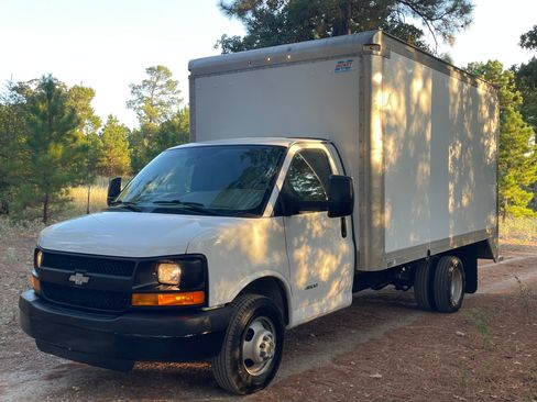 Used 2016 Chevrolet Express 4500 Cutaway Van 2D image 1
