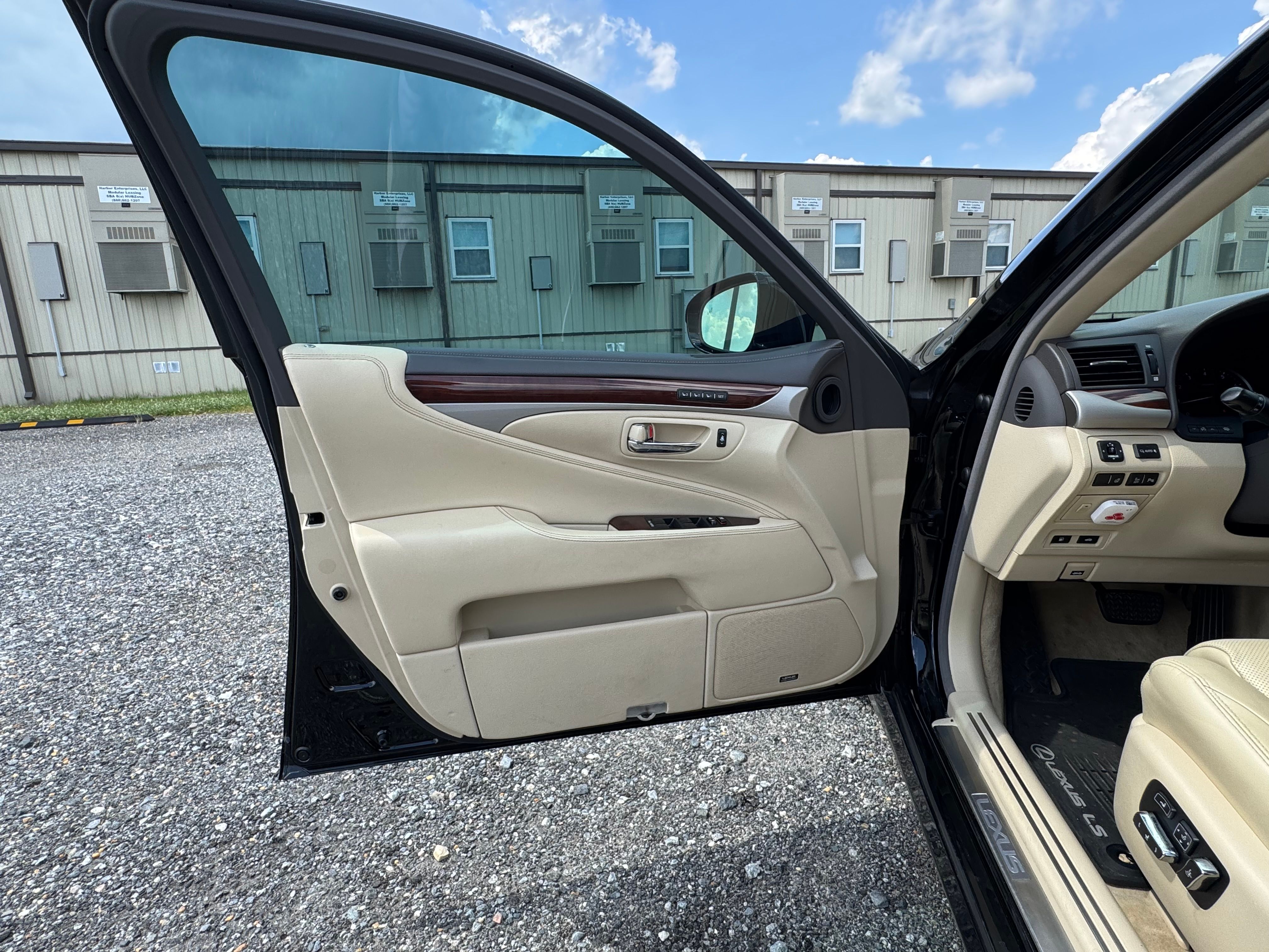 Used 2015 Lexus LS 460 w/ Comfort Package RWD image 9