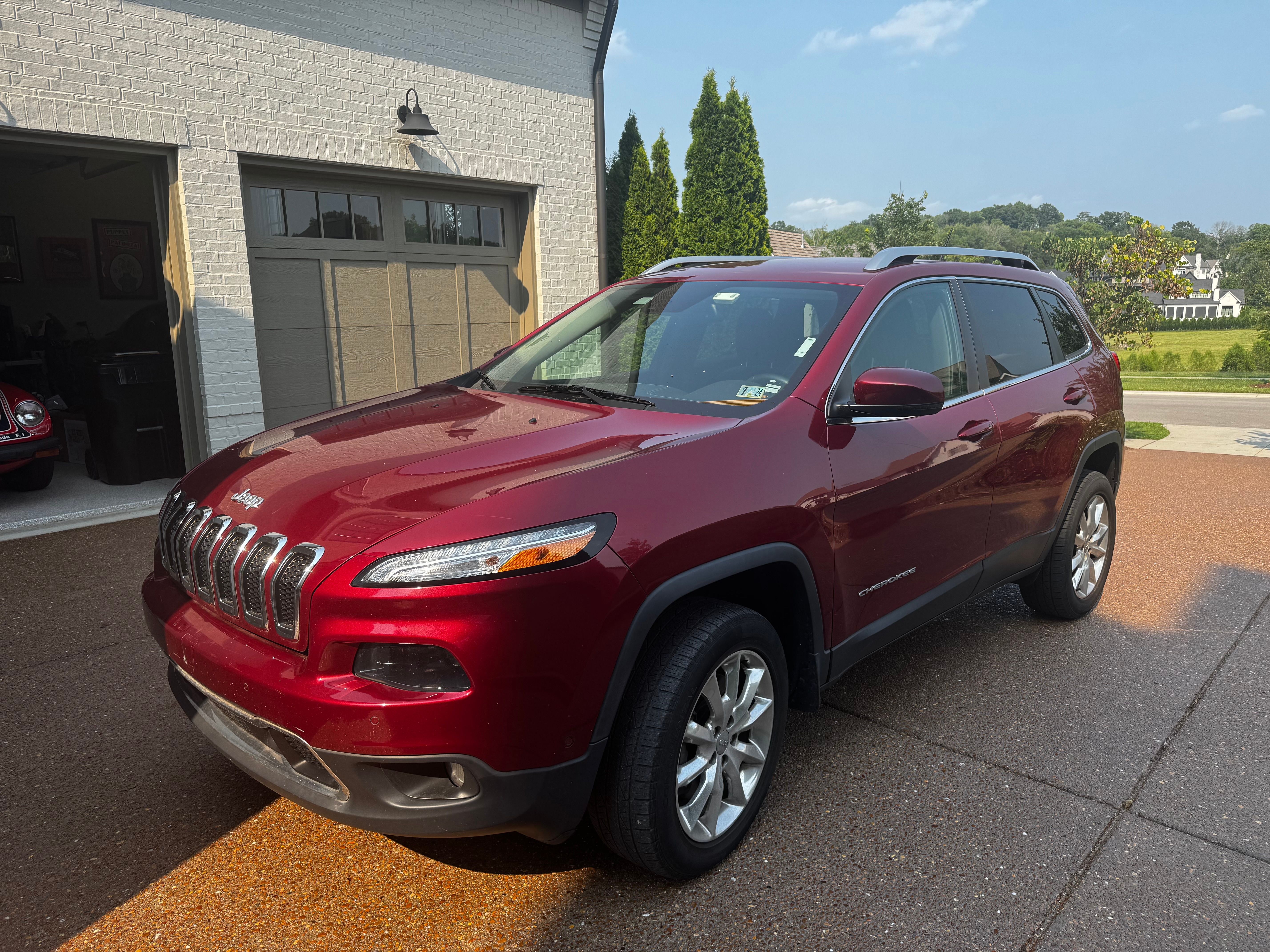Used 2015 Jeep Cherokee Limited w/ Luxury Group AWD/4WD image 1