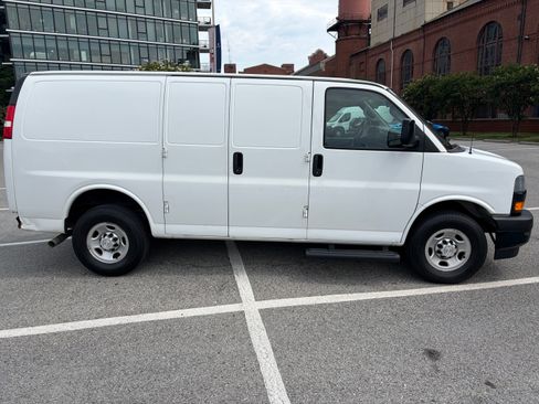 Used 2019 Chevrolet Express 2500 RWD image 4