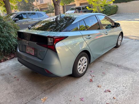 Used 2020 Toyota Prius LE image 4