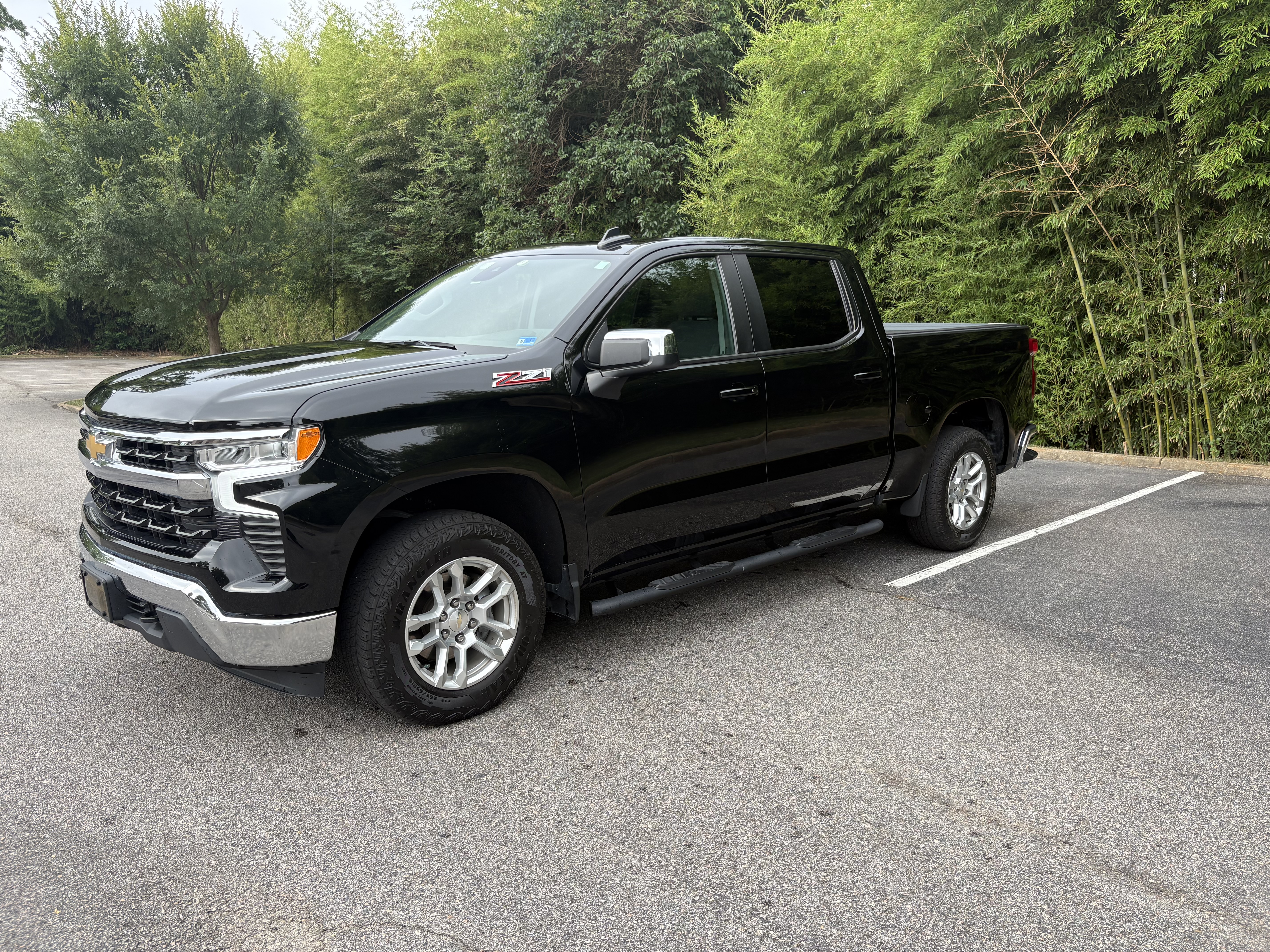 Used 2022 Chevrolet Silverado 1500 LT w/ Z71 Off-Road Package AWD/4WD image 1