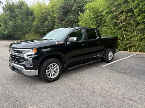 Used 2022 Chevrolet Silverado 1500 LT w/ Z71 Off-Road Package AWD/4WD image 1