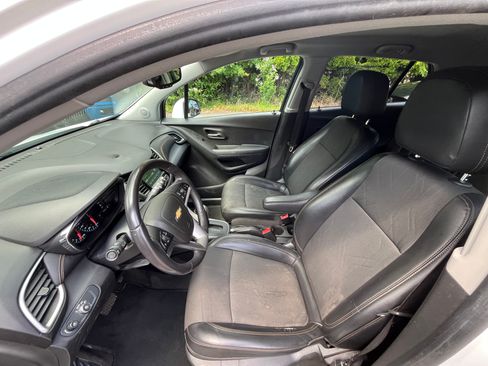 Used 2017 Chevrolet Trax LT w/ LT Convenience Package image 11