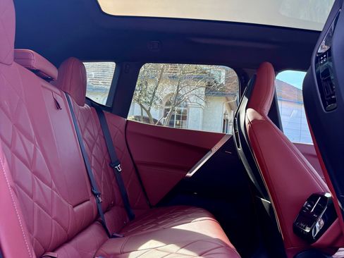 Used 2022 BMW iX xDrive50 w/ Premium Package image 8