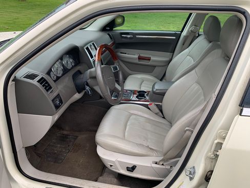 Used 2010 Chrysler 300 C w/ Luxury Group II image 8