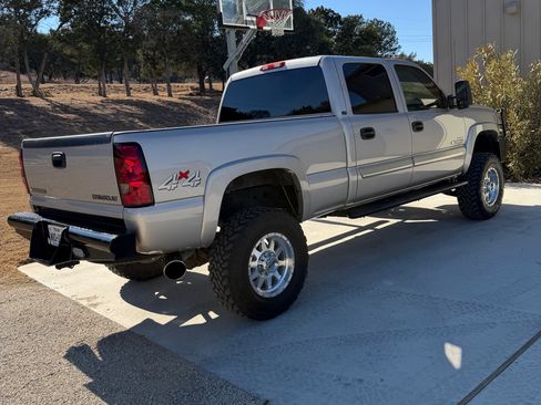 Used 2004 Chevrolet Silverado 2500 LT w/ Heavy-Duty Power Package image 6