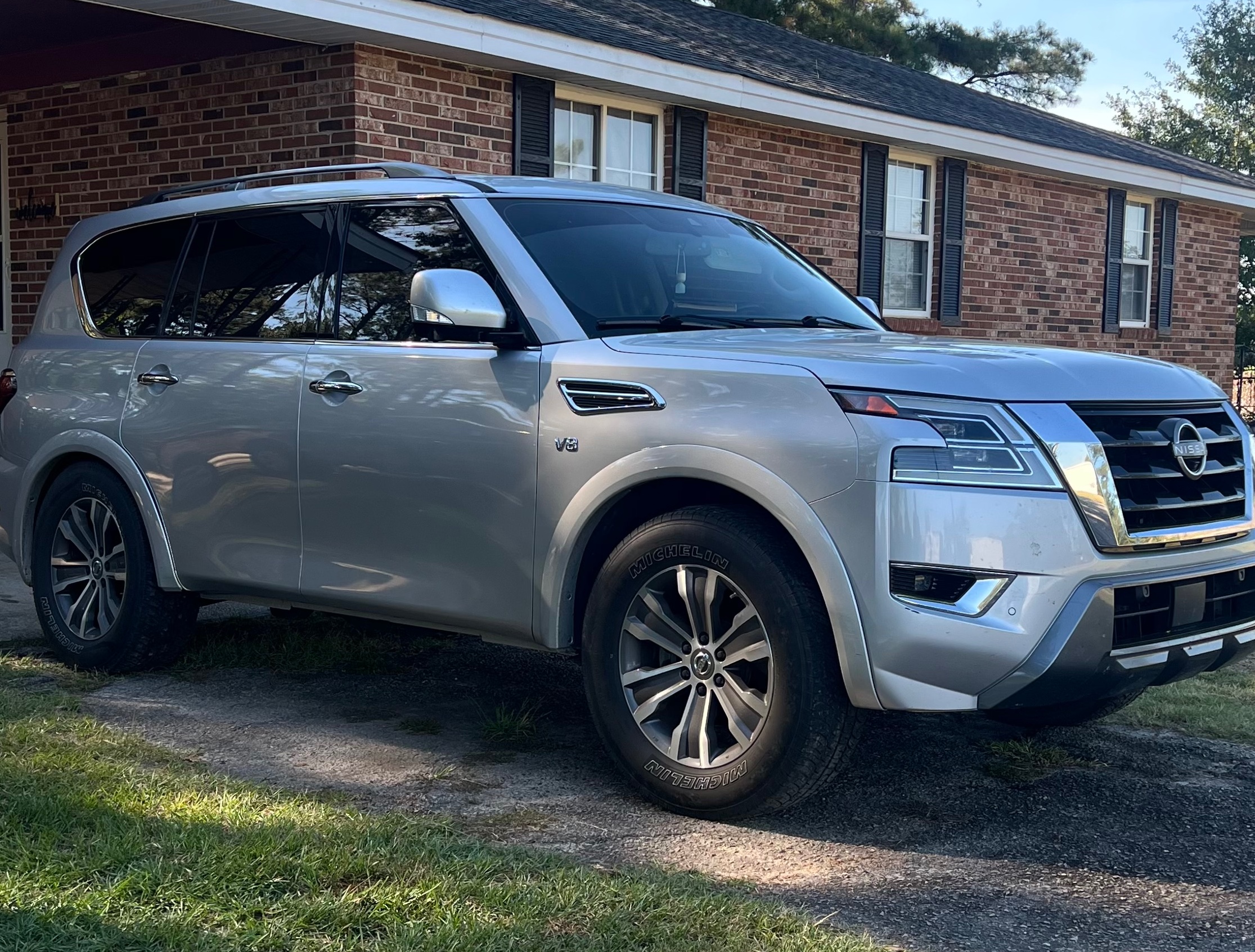 Used 2021 Nissan Armada SL w/ Captain's Chairs Package AWD/4WD image 4