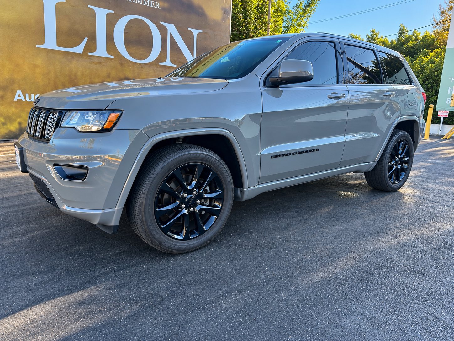 Used 2021 Jeep Grand Cherokee Laredo X RWD image 1