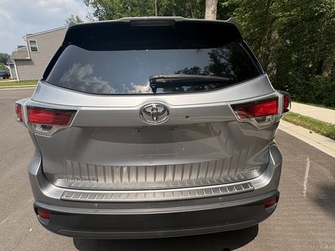 Used 2015 Toyota Highlander Limited w/ Driver Technology Package FWD image 9
