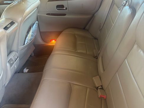 Used 2002 Lincoln Town Car Signature RWD image 12