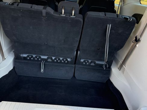 Used 2022 Chrysler Voyager LX image 2