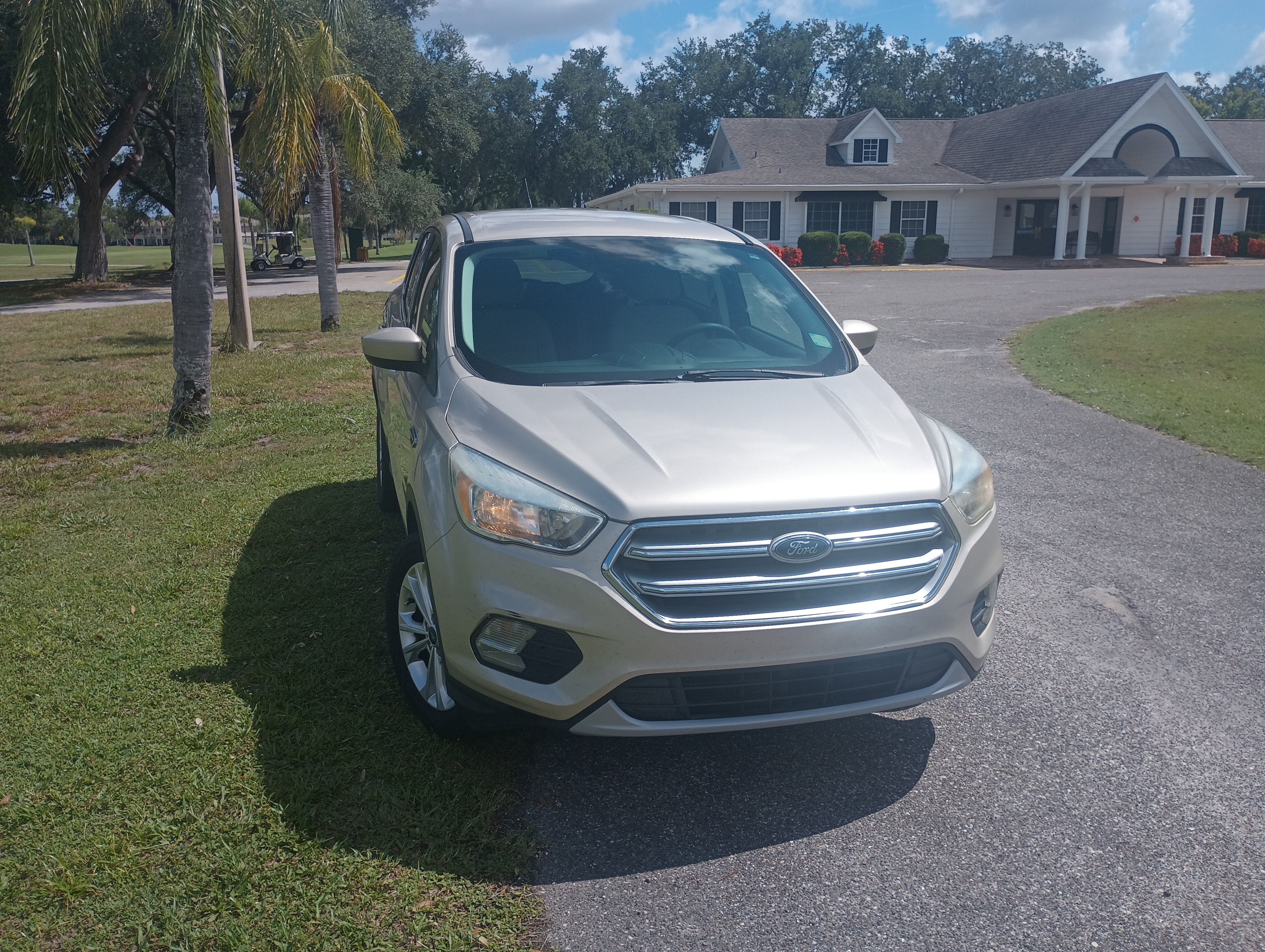 Used 2017 Ford Escape SE FWD image 2