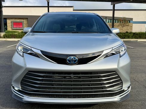 Used 2023 Toyota Sienna Platinum image 2