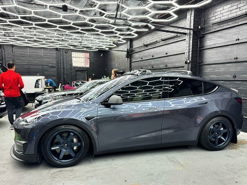 Used 2022 Tesla Model Y Long Range image 9