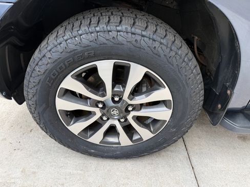 Used 2018 Toyota Sequoia Limited w/ Safety & Convenience Package image 15