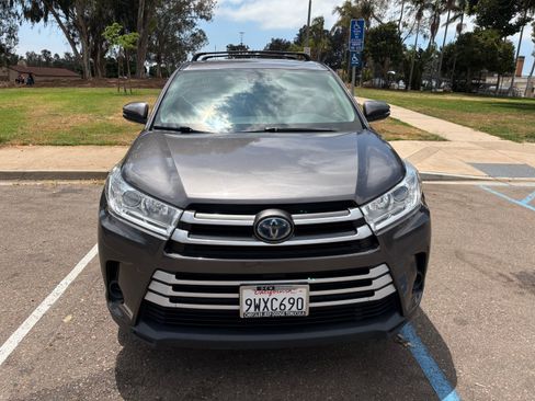 Used 2017 Toyota Highlander LE w/ Carpet Mat Package AWD/4WD image 2