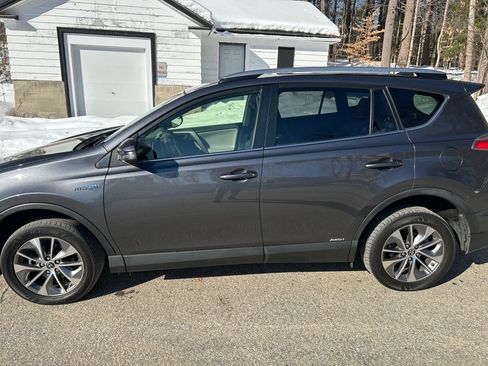 Used 2018 Toyota RAV4 LE image 4